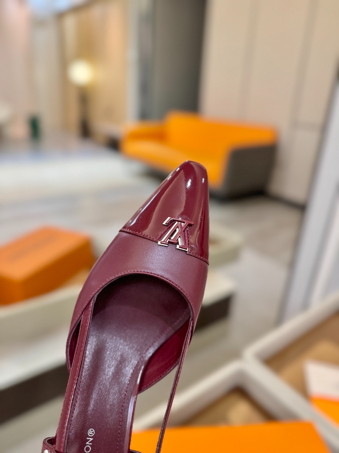 【代购级】、Louis Vuitton 官网早春系列！完美楦型、中跟后空/单鞋🆕、官网同步更新Lv五金 