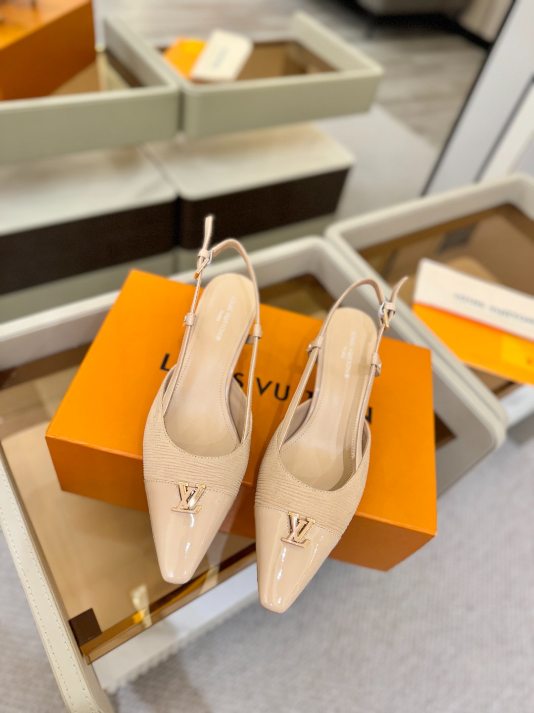 【代购级】、Louis Vuitton 官网早春系列！完美楦型、中跟后空/单鞋🆕、官网同步更新Lv五金 