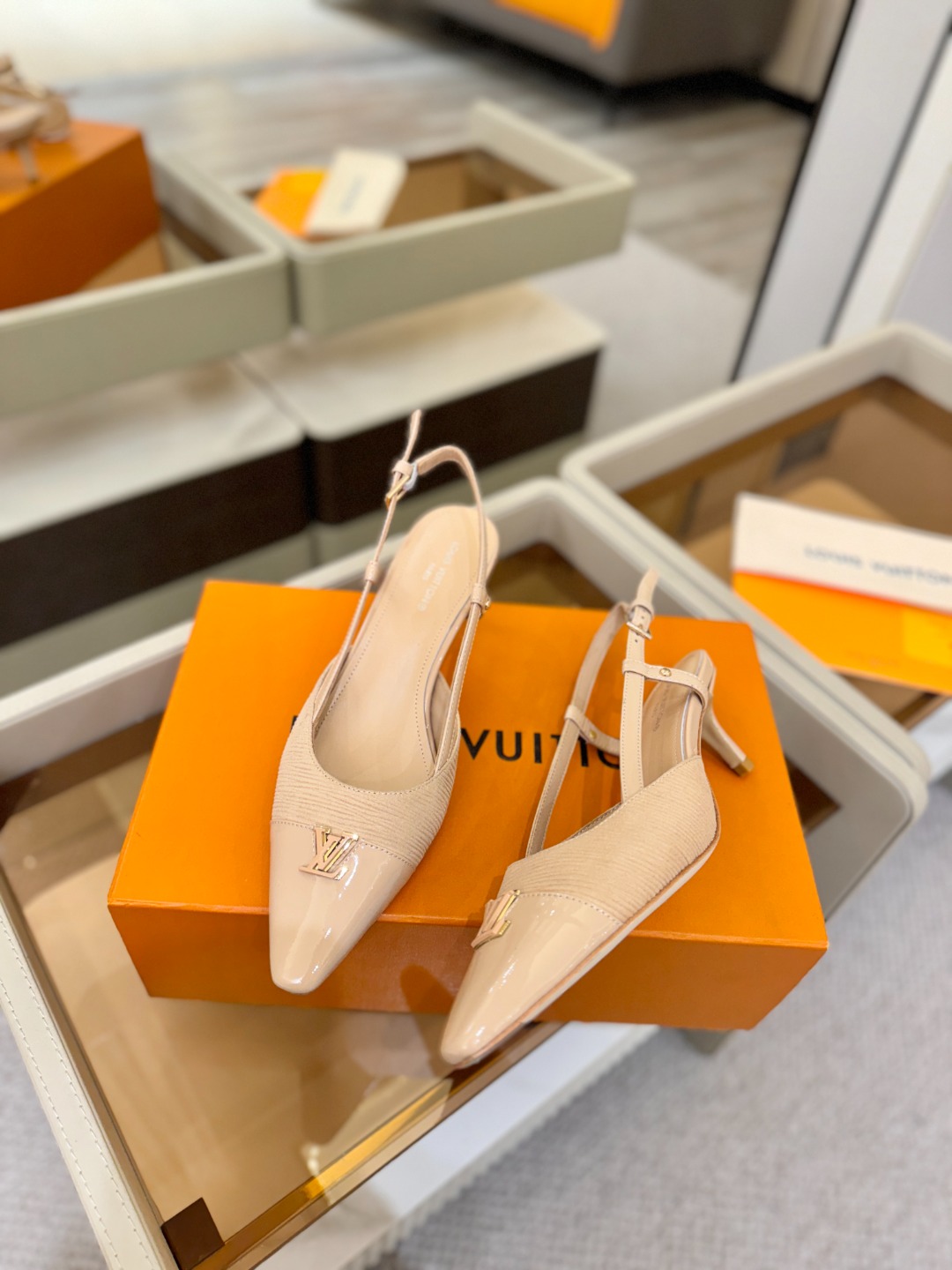 【代购级】、Louis Vuitton 官网早春系列！完美楦型、中跟后空/单鞋🆕、官网同步更新Lv五金 