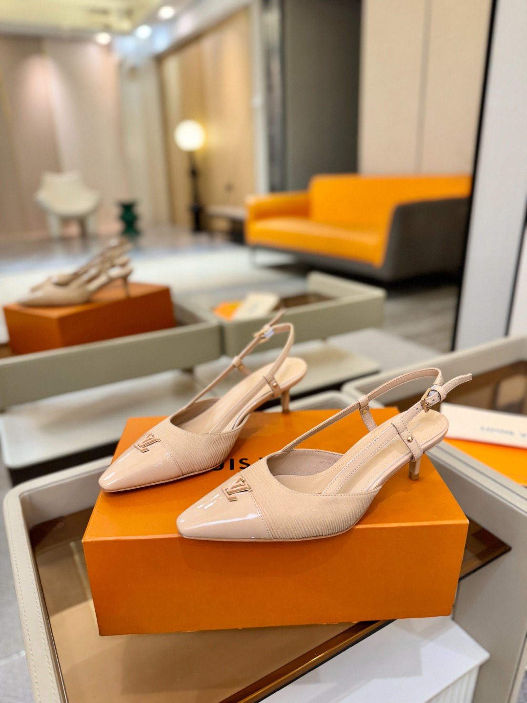 【代购级】、Louis Vuitton 官网早春系列！完美楦型、中跟后空/单鞋🆕、官网同步更新Lv五金 