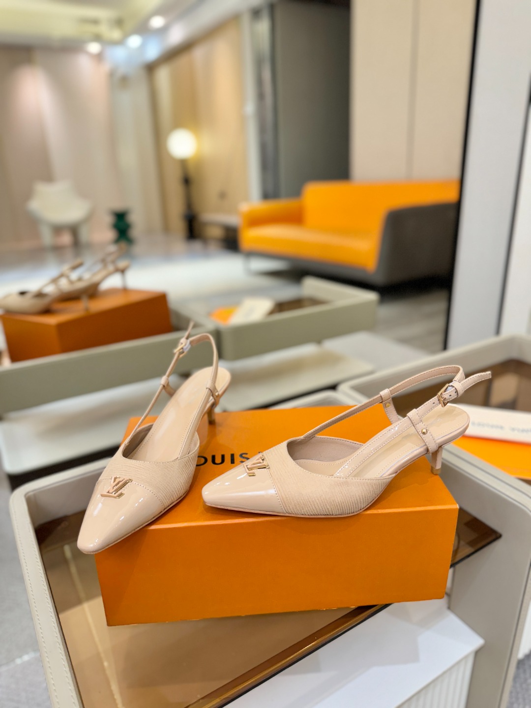 【代购级】、Louis Vuitton 官网早春系列！完美楦型、中跟后空/单鞋🆕、官网同步更新Lv五金 
