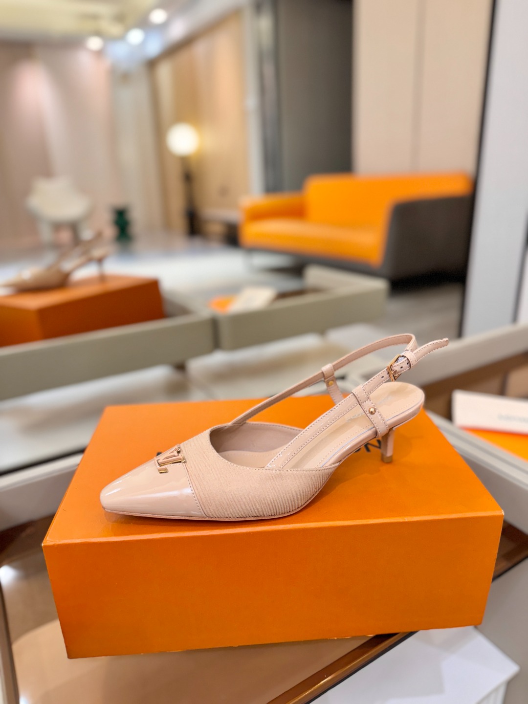 【代购级】、Louis Vuitton 官网早春系列！完美楦型、中跟后空/单鞋🆕、官网同步更新Lv五金 