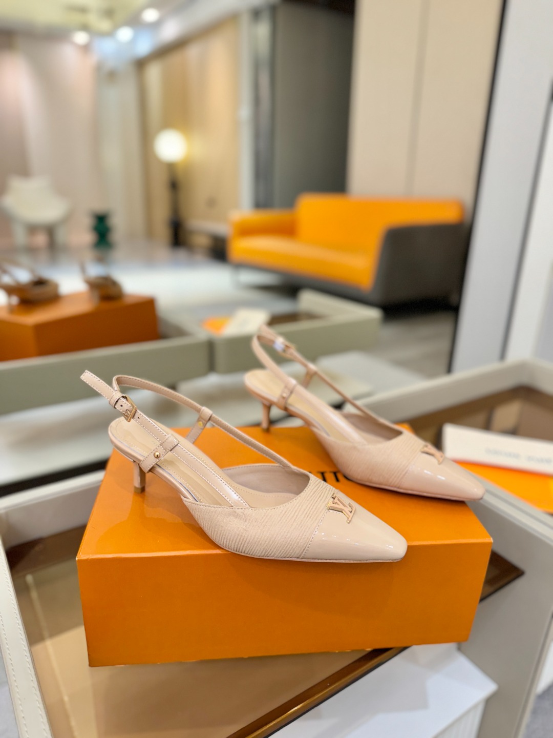 【代购级】、Louis Vuitton 官网早春系列！完美楦型、中跟后空/单鞋🆕、官网同步更新Lv五金 