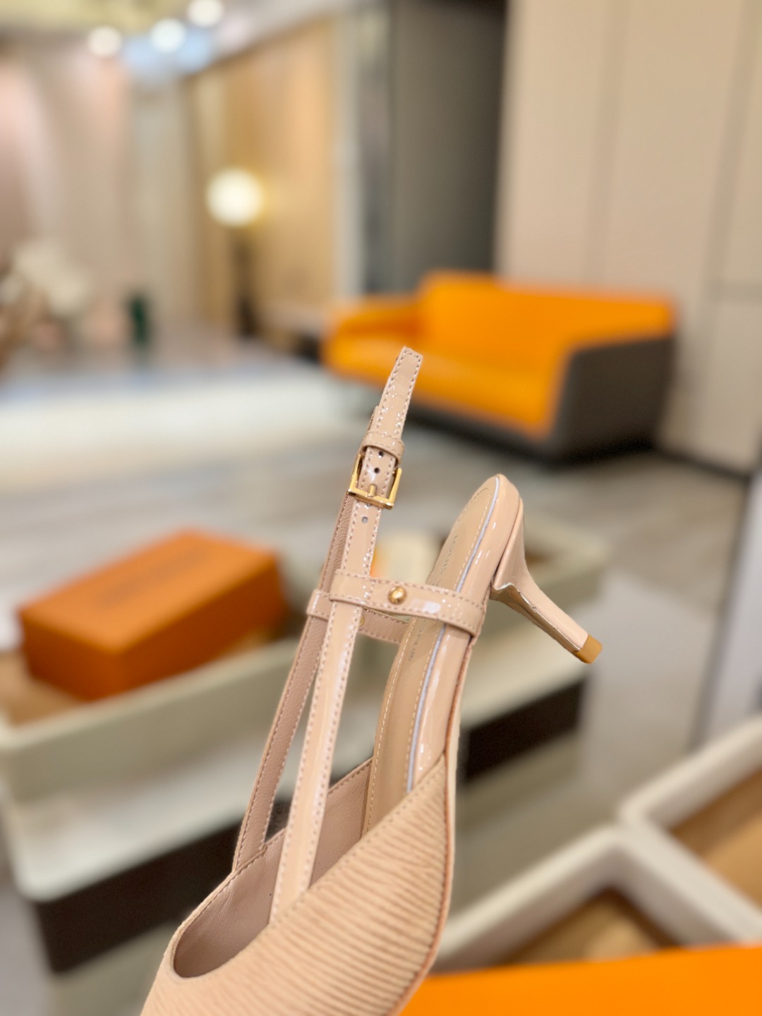 【代购级】、Louis Vuitton 官网早春系列！完美楦型、中跟后空/单鞋🆕、官网同步更新Lv五金 