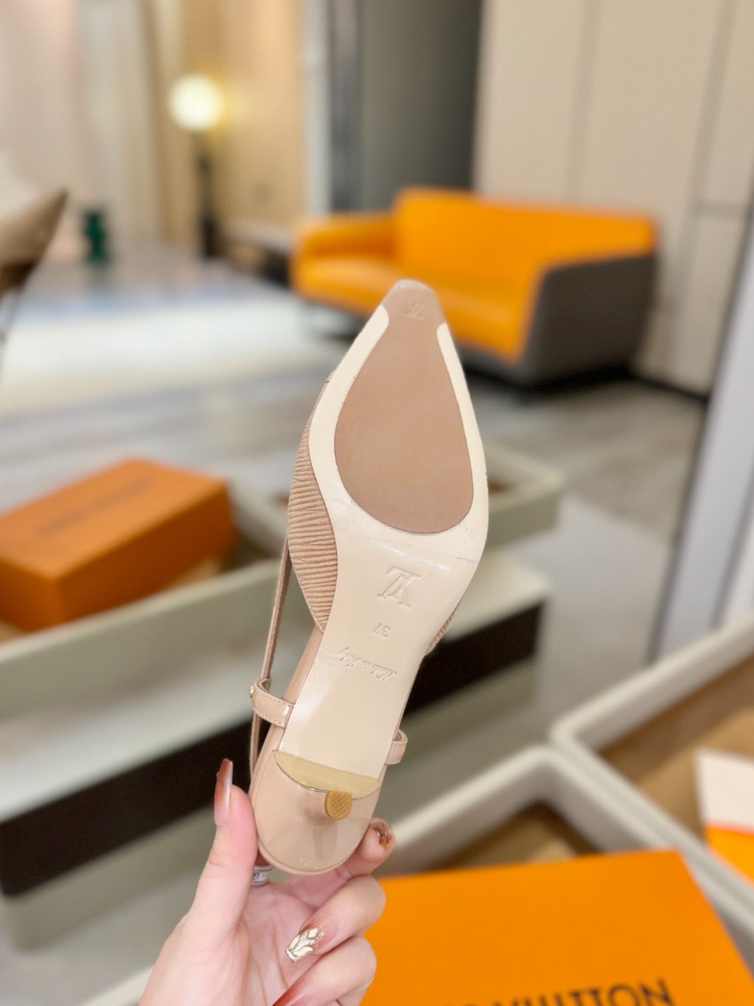 【代购级】、Louis Vuitton 官网早春系列！完美楦型、中跟后空/单鞋🆕、官网同步更新Lv五金 