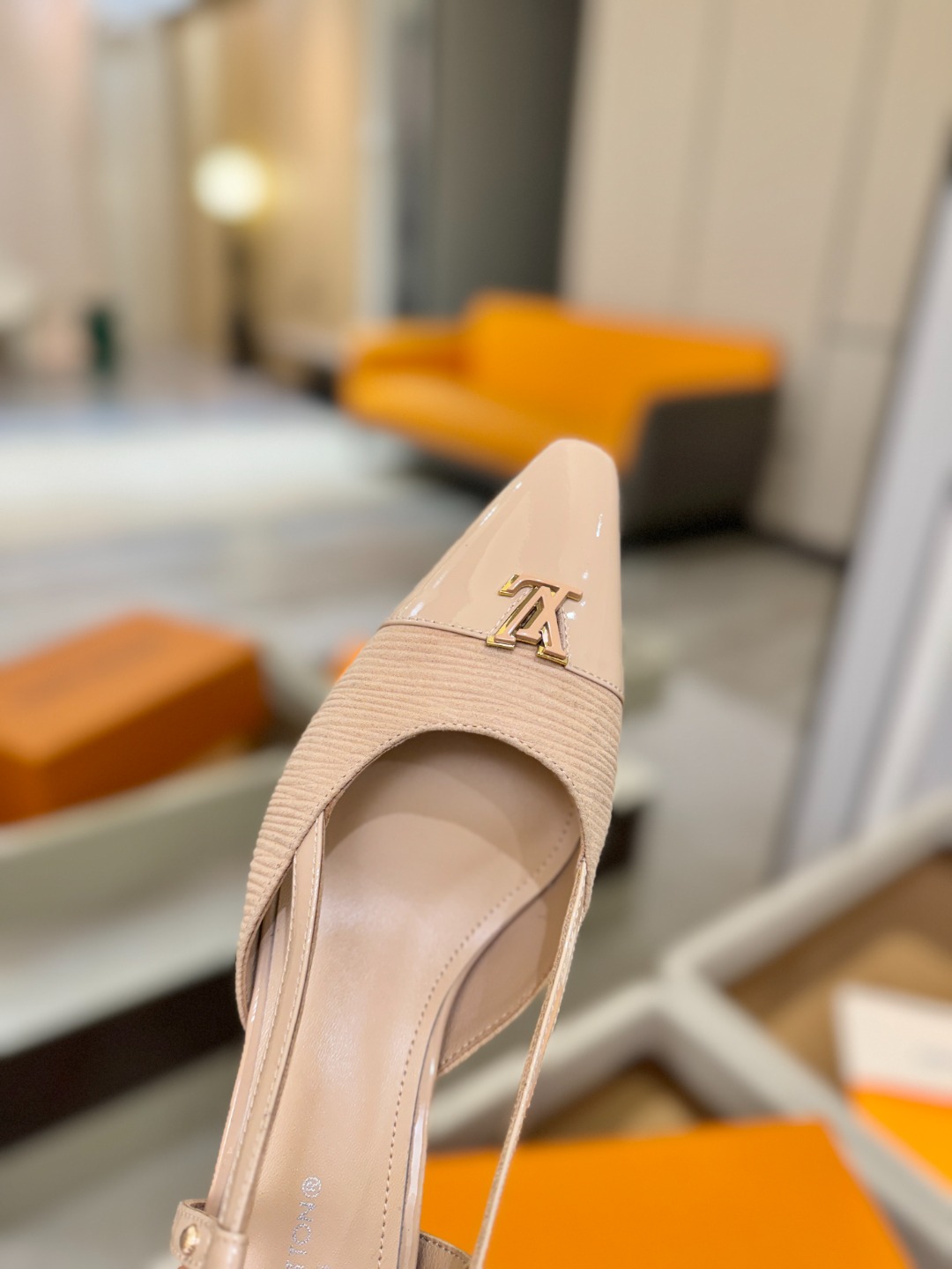 【代购级】、Louis Vuitton 官网早春系列！完美楦型、中跟后空/单鞋🆕、官网同步更新Lv五金 