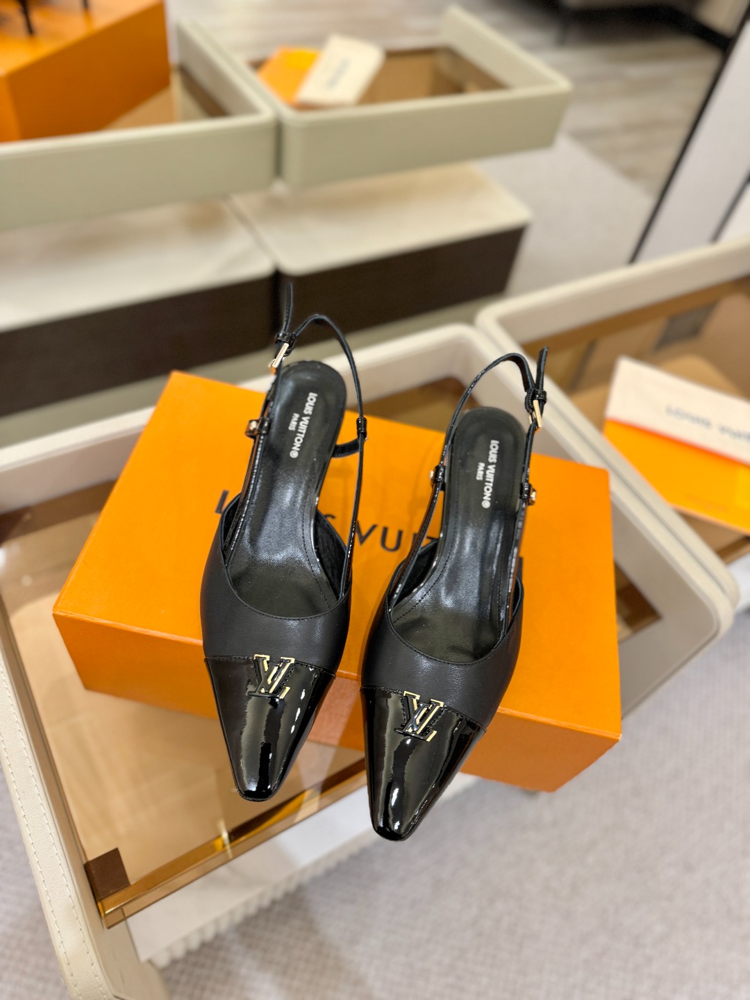 【代购级】、Louis Vuitton 官网早春系列！完美楦型、中跟后空/单鞋🆕、官网同步更新Lv五金 