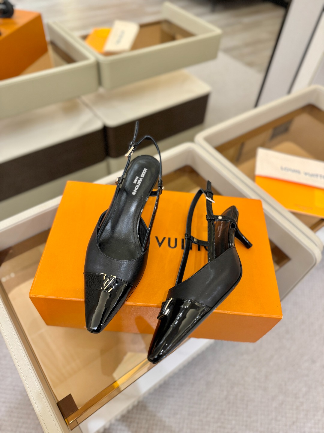 【代购级】、Louis Vuitton 官网早春系列！完美楦型、中跟后空/单鞋🆕、官网同步更新Lv五金 