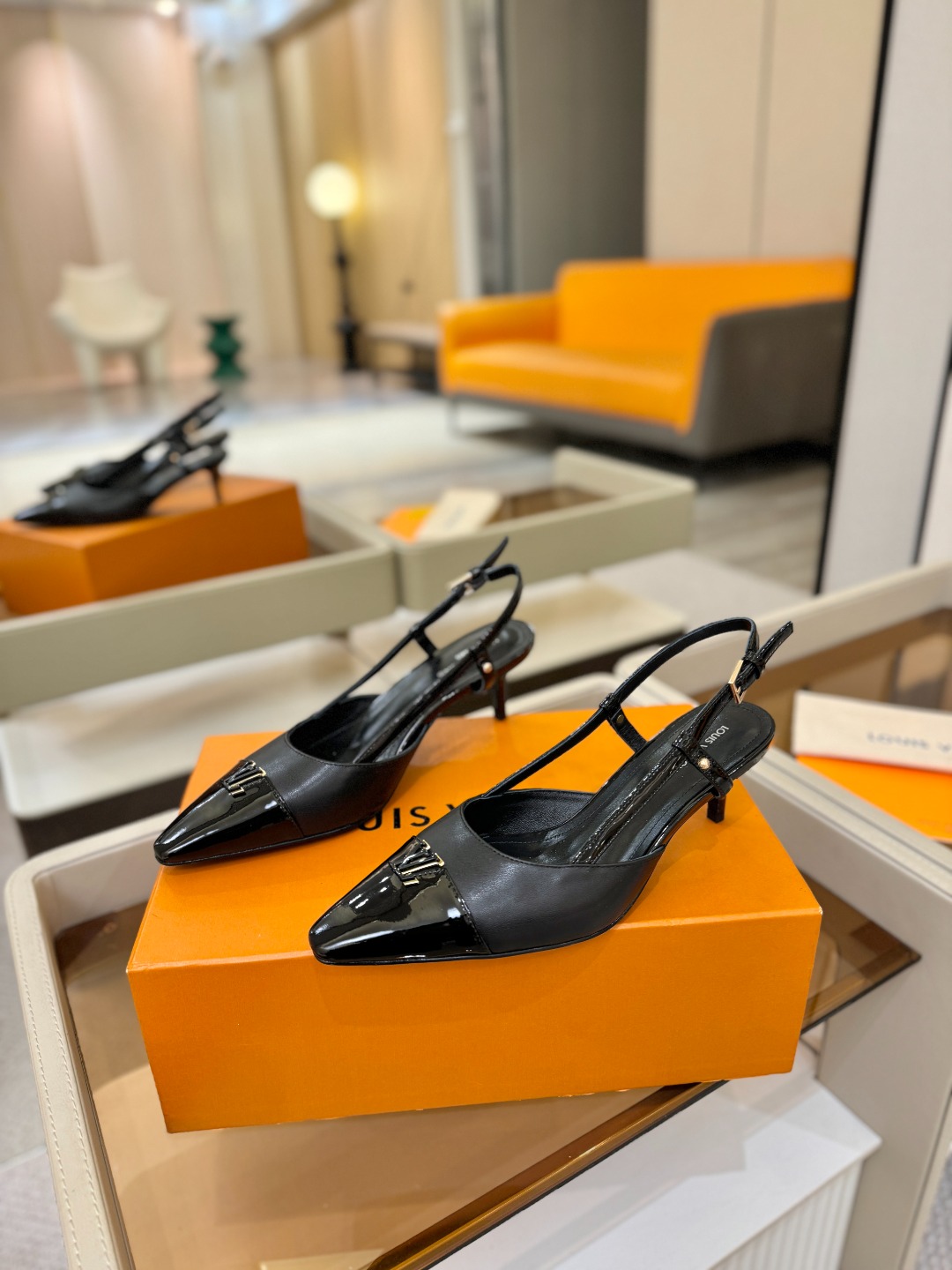 【代购级】、Louis Vuitton 官网早春系列！完美楦型、中跟后空/单鞋🆕、官网同步更新Lv五金 