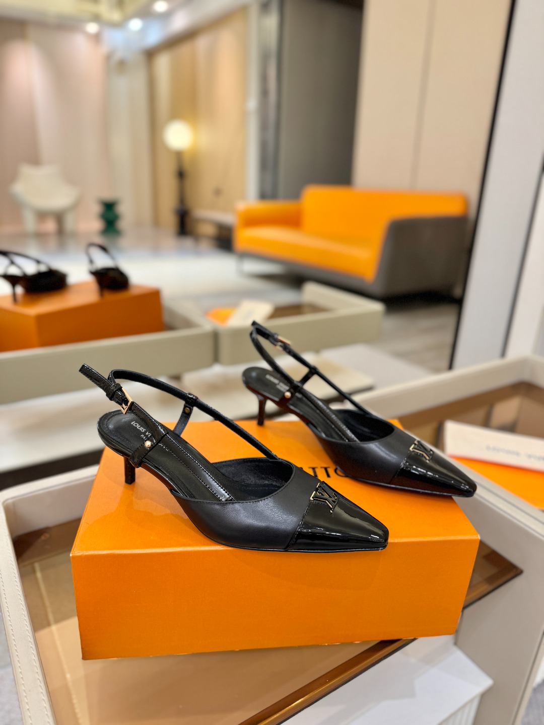 【代购级】、Louis Vuitton 官网早春系列！完美楦型、中跟后空/单鞋🆕、官网同步更新Lv五金 