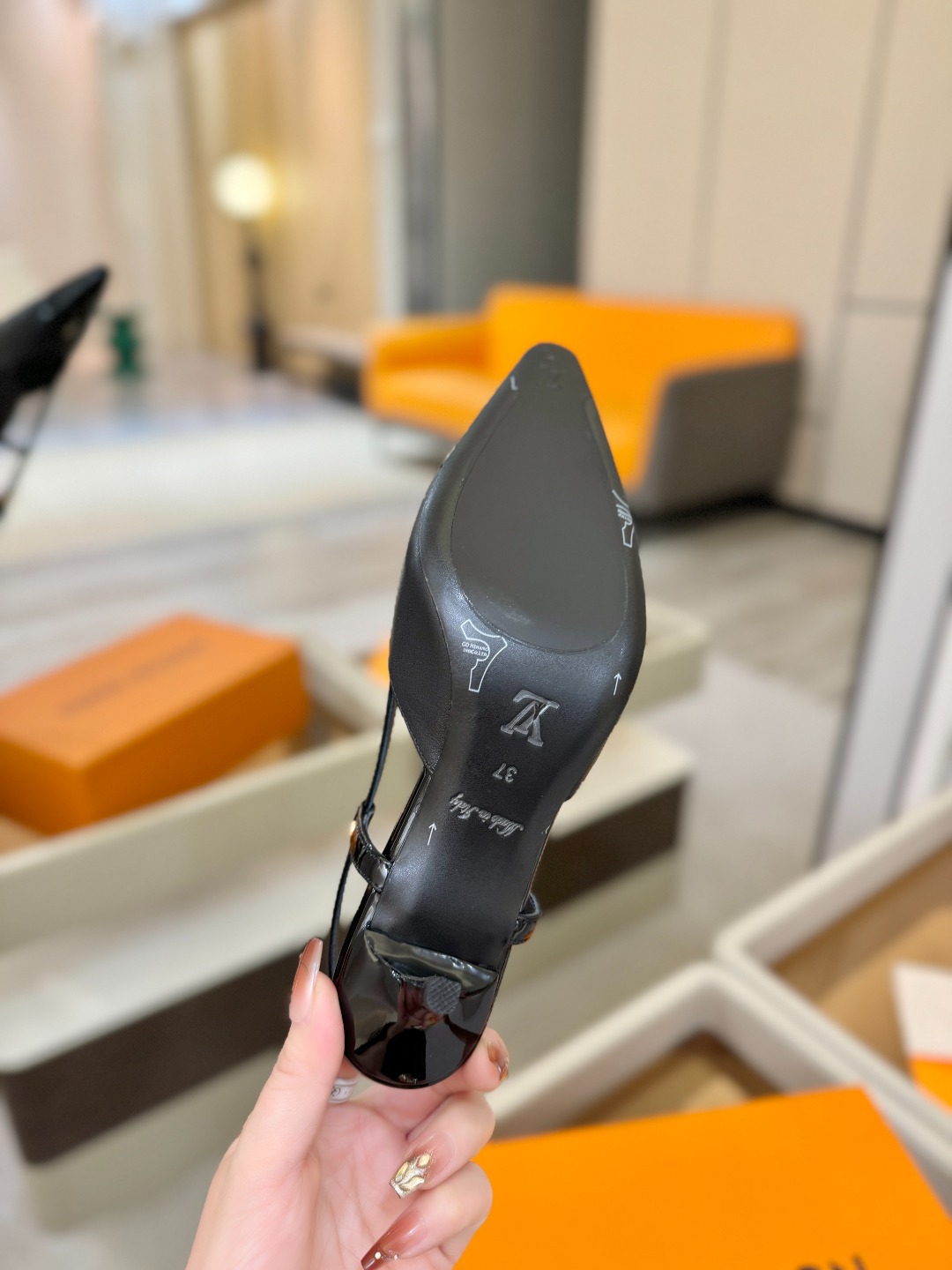 【代购级】、Louis Vuitton 官网早春系列！完美楦型、中跟后空/单鞋🆕、官网同步更新Lv五金 