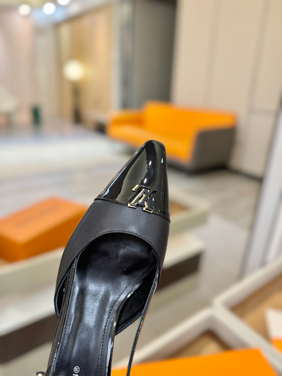 【代购级】、Louis Vuitton 官网早春系列！完美楦型、中跟后空/单鞋🆕、官网同步更新Lv五金 