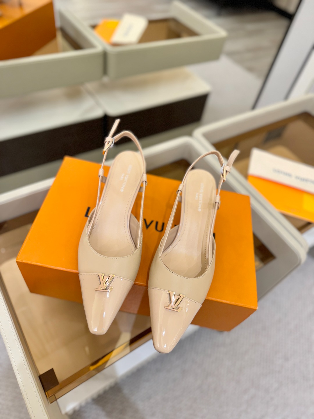 【代购级】、Louis Vuitton 官网早春系列！完美楦型、中跟后空/单鞋🆕、官网同步更新Lv五金 