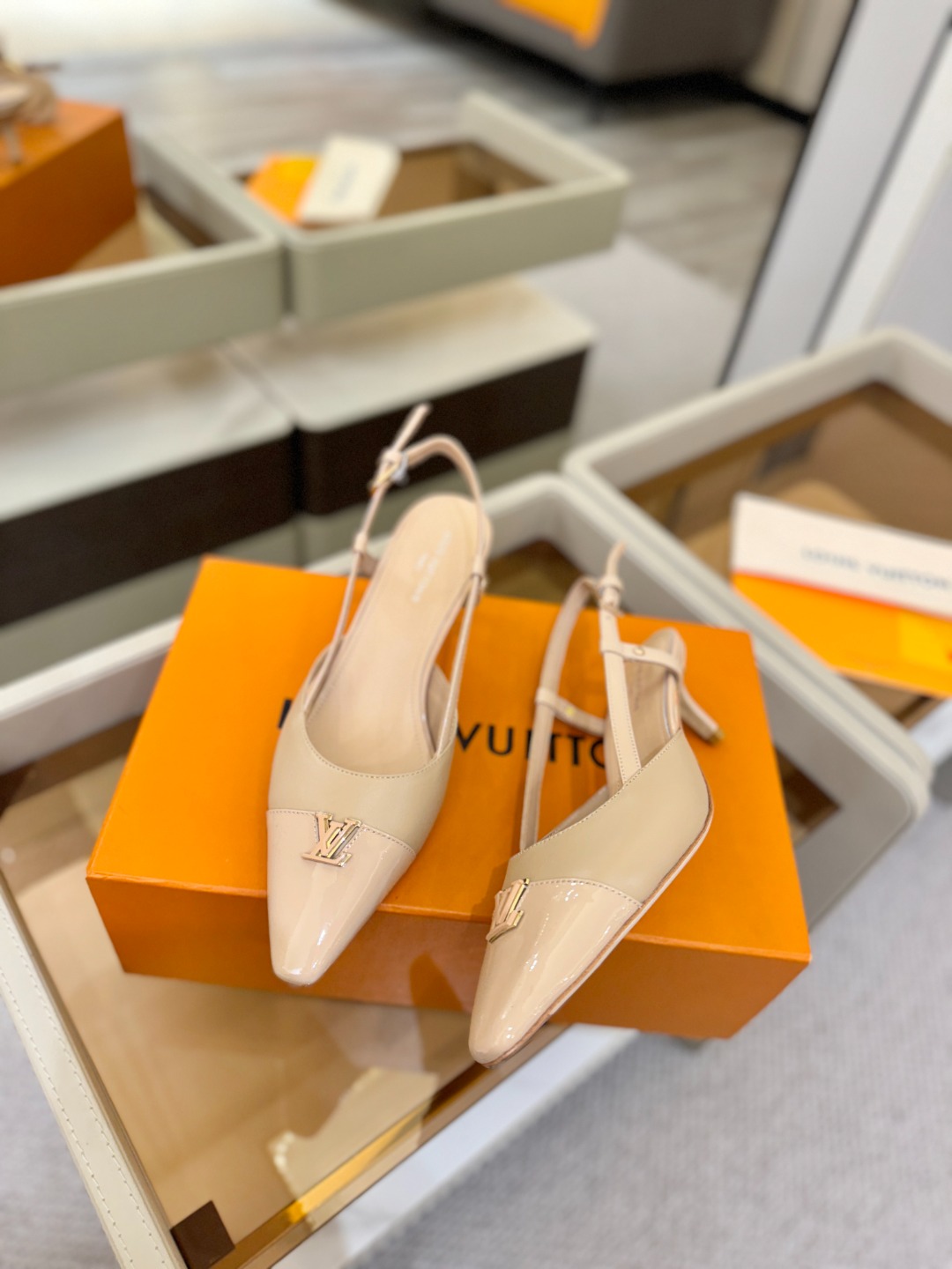 【代购级】、Louis Vuitton 官网早春系列！完美楦型、中跟后空/单鞋🆕、官网同步更新Lv五金 