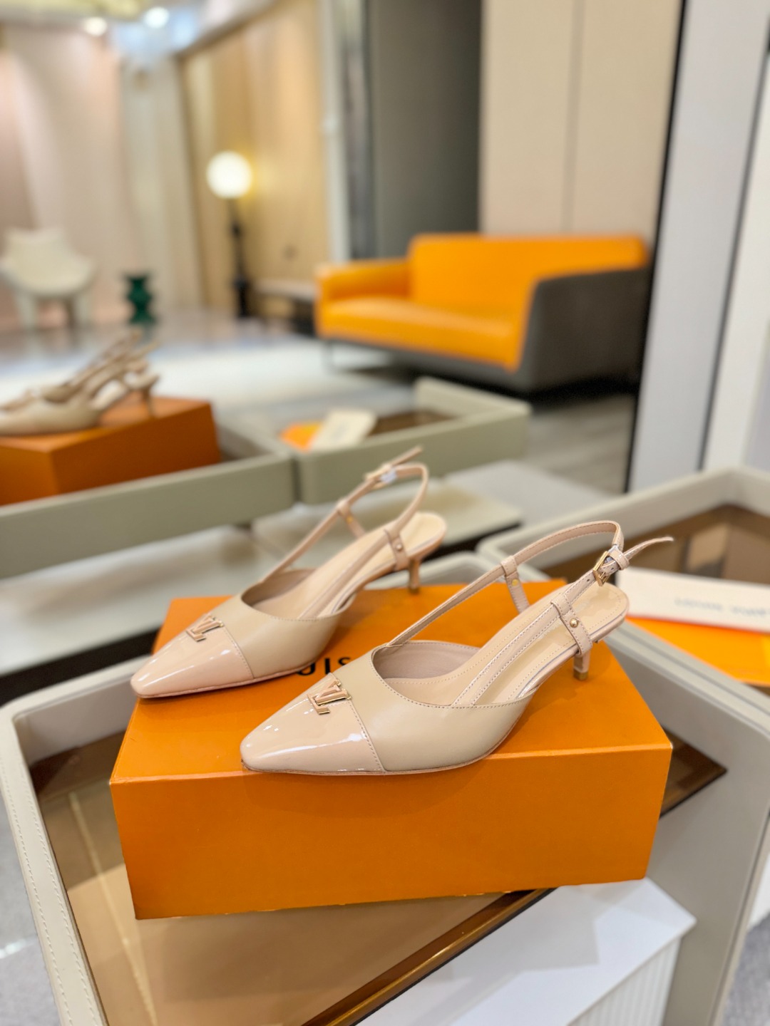 【代购级】、Louis Vuitton 官网早春系列！完美楦型、中跟后空/单鞋🆕、官网同步更新Lv五金 