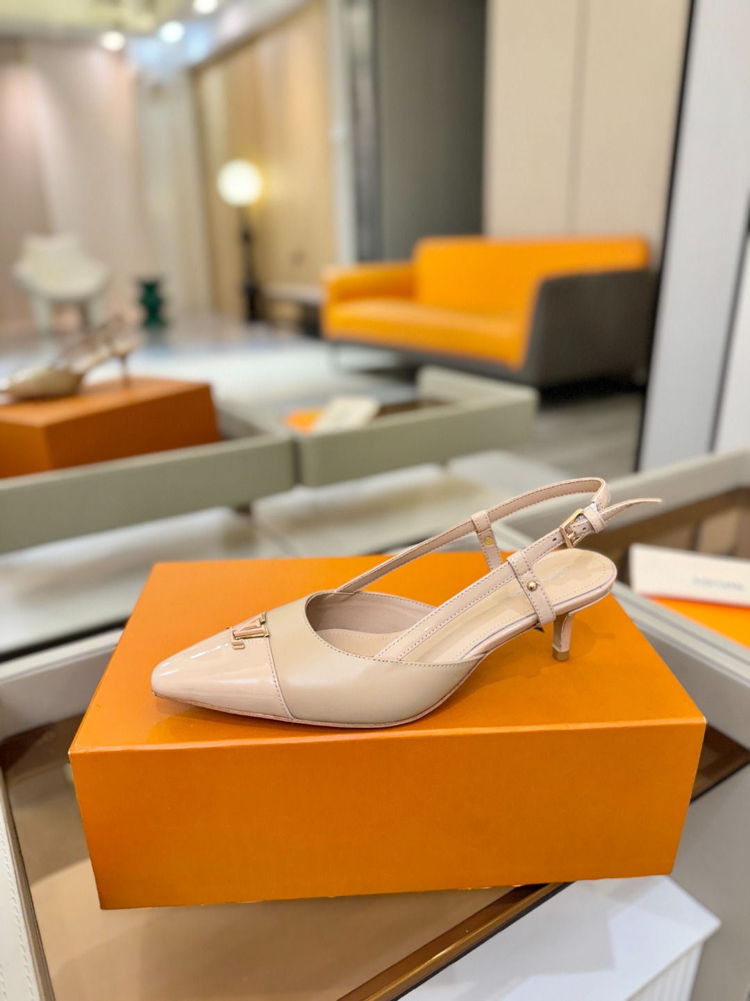 【代购级】、Louis Vuitton 官网早春系列！完美楦型、中跟后空/单鞋🆕、官网同步更新Lv五金 