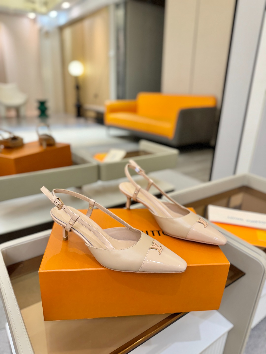 【代购级】、Louis Vuitton 官网早春系列！完美楦型、中跟后空/单鞋🆕、官网同步更新Lv五金 