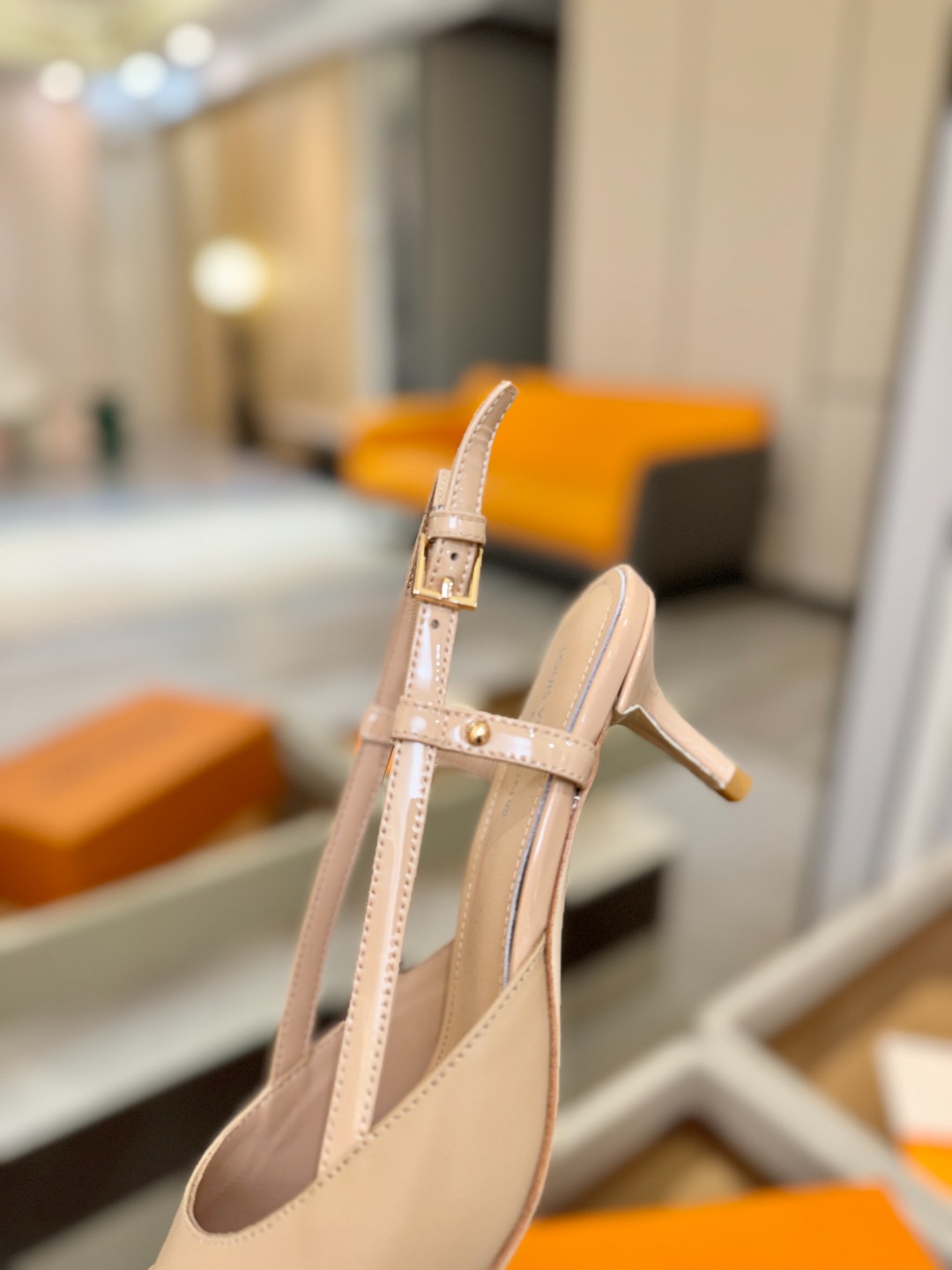 【代购级】、Louis Vuitton 官网早春系列！完美楦型、中跟后空/单鞋🆕、官网同步更新Lv五金 