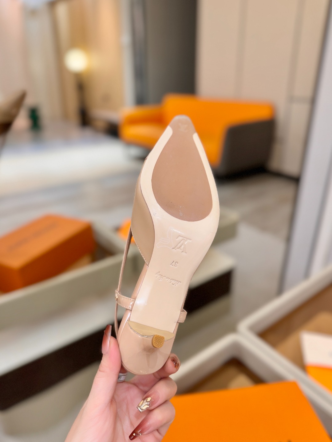 【代购级】、Louis Vuitton 官网早春系列！完美楦型、中跟后空/单鞋🆕、官网同步更新Lv五金 