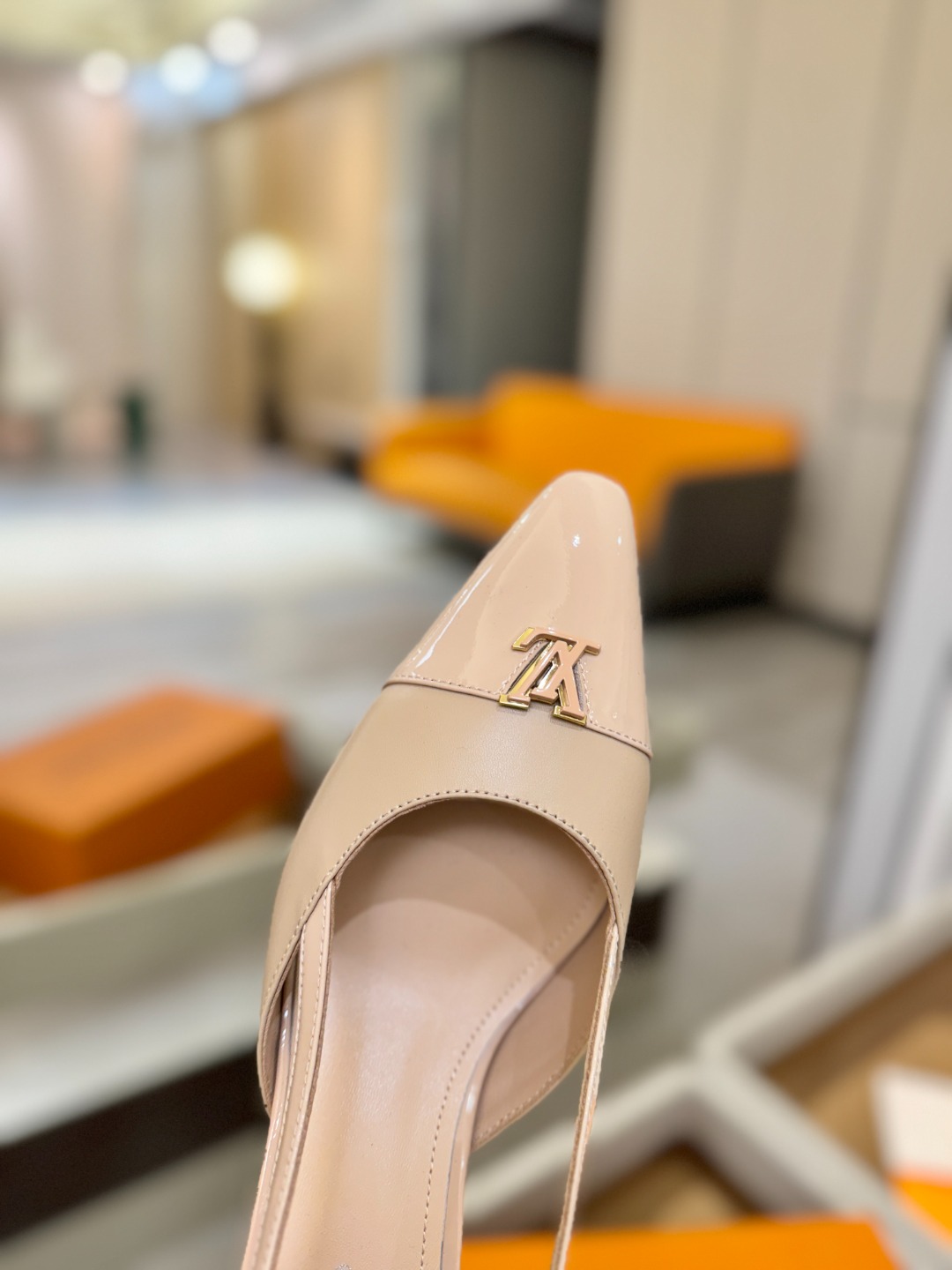 【代购级】、Louis Vuitton 官网早春系列！完美楦型、中跟后空/单鞋🆕、官网同步更新Lv五金 