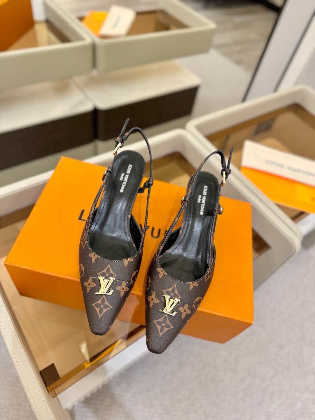 【代购级】、Louis Vuitton 官网早春系列！完美楦型、中跟后空/单鞋🆕、官网同步更新Lv五金 