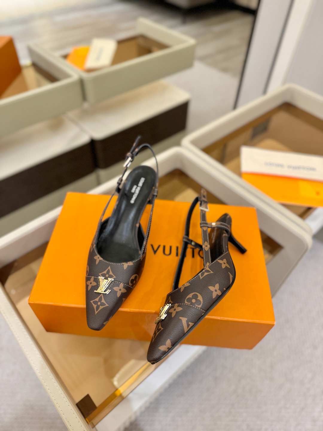 【代购级】、Louis Vuitton 官网早春系列！完美楦型、中跟后空/单鞋🆕、官网同步更新Lv五金 