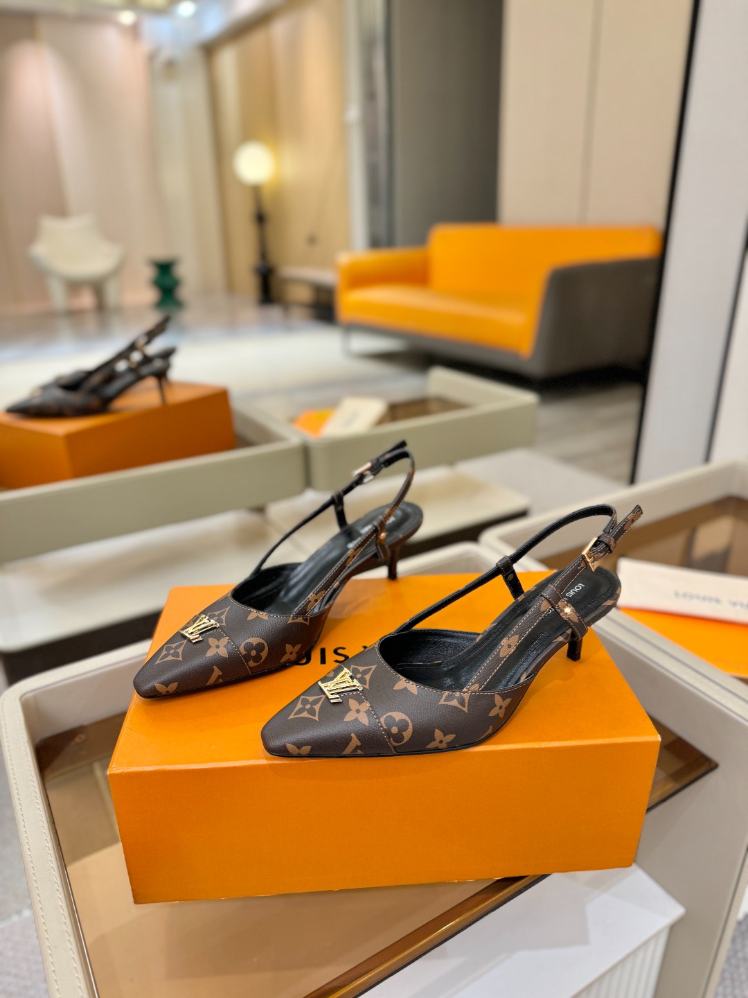 【代购级】、Louis Vuitton 官网早春系列！完美楦型、中跟后空/单鞋🆕、官网同步更新Lv五金 