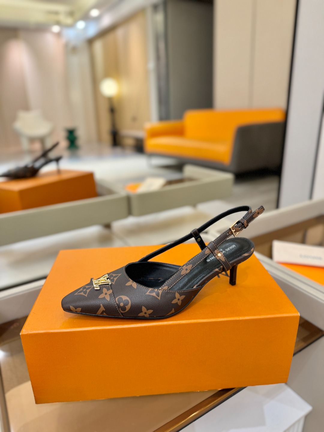 【代购级】、Louis Vuitton 官网早春系列！完美楦型、中跟后空/单鞋🆕、官网同步更新Lv五金 