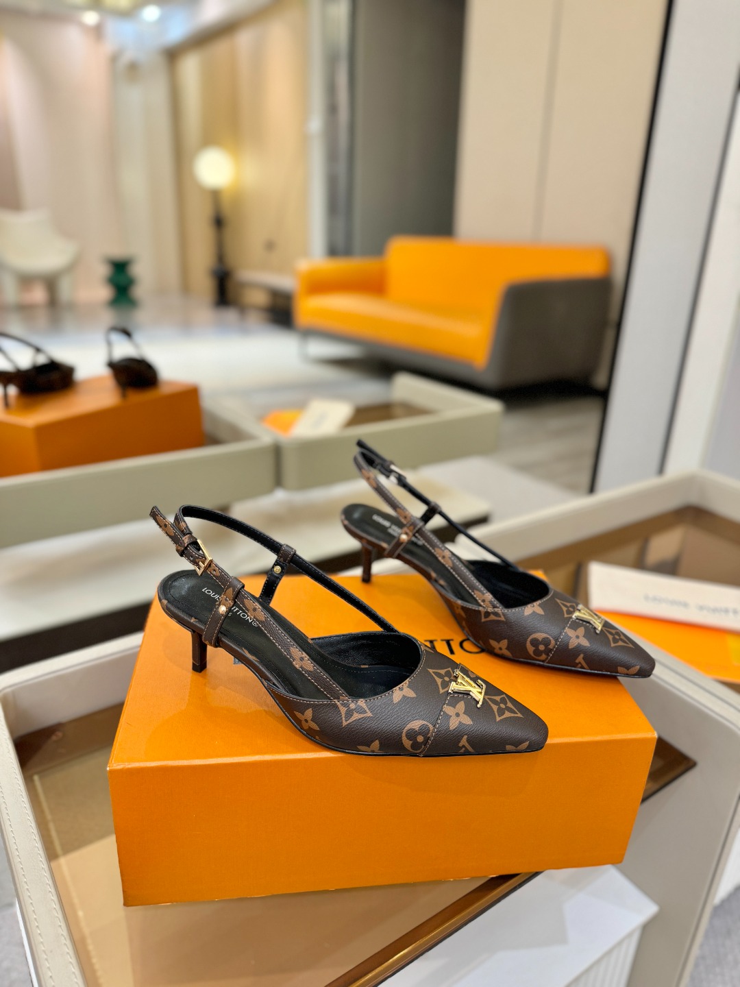 【代购级】、Louis Vuitton 官网早春系列！完美楦型、中跟后空/单鞋🆕、官网同步更新Lv五金 