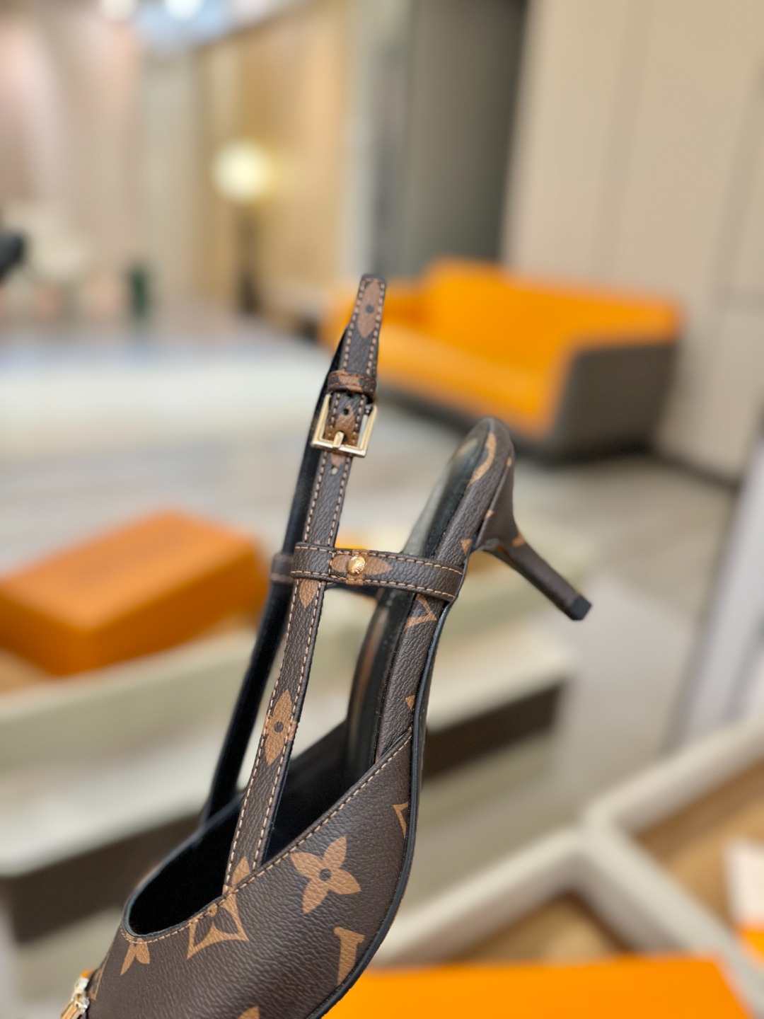 【代购级】、Louis Vuitton 官网早春系列！完美楦型、中跟后空/单鞋🆕、官网同步更新Lv五金 