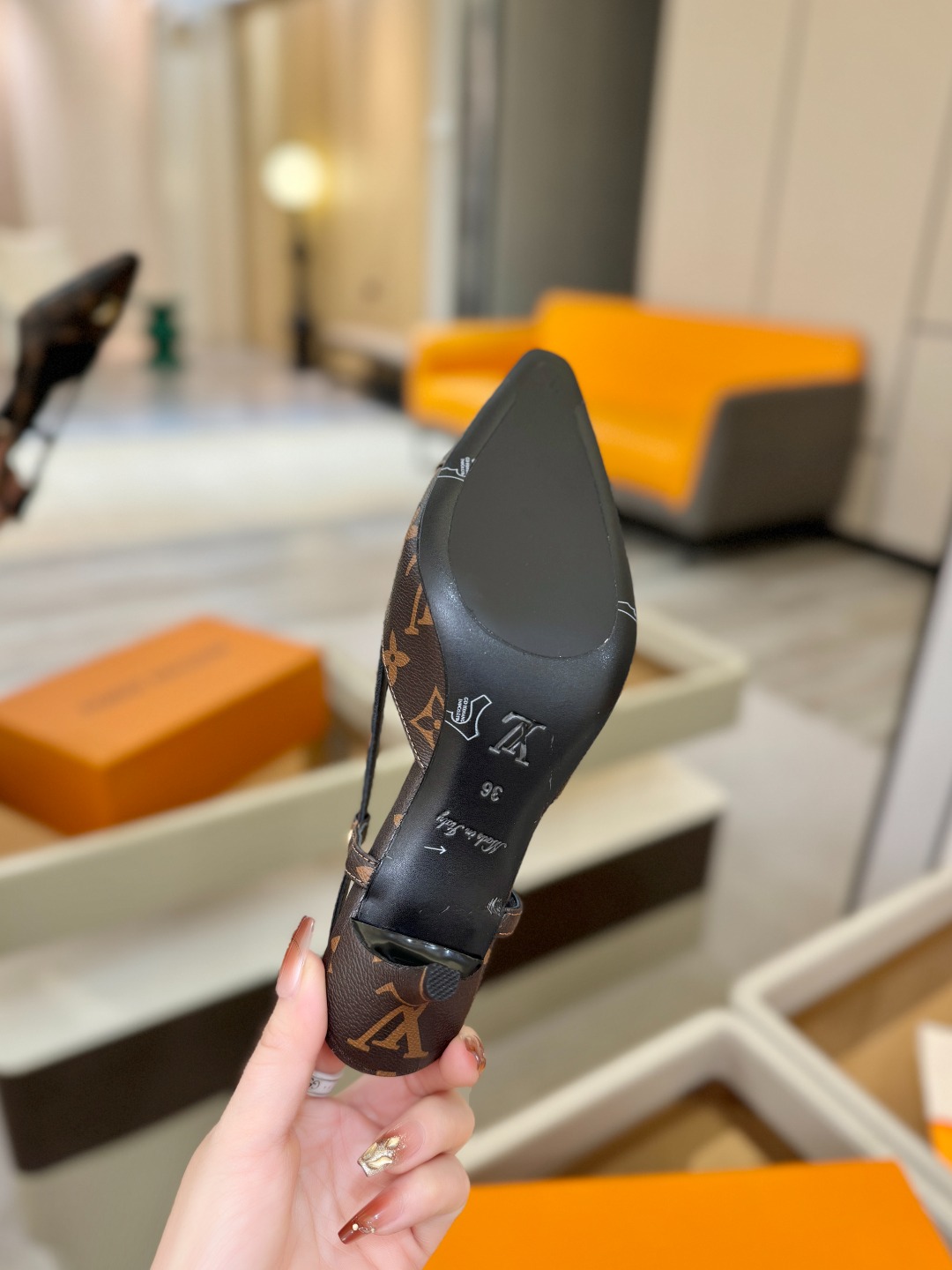 【代购级】、Louis Vuitton 官网早春系列！完美楦型、中跟后空/单鞋🆕、官网同步更新Lv五金 