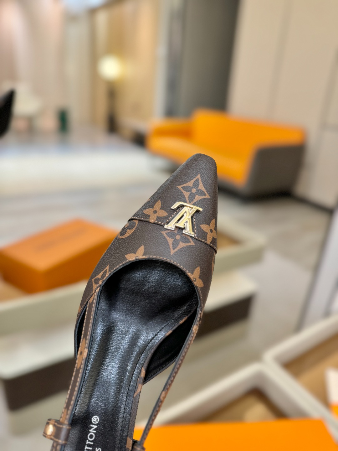 【代购级】、Louis Vuitton 官网早春系列！完美楦型、中跟后空/单鞋🆕、官网同步更新Lv五金 