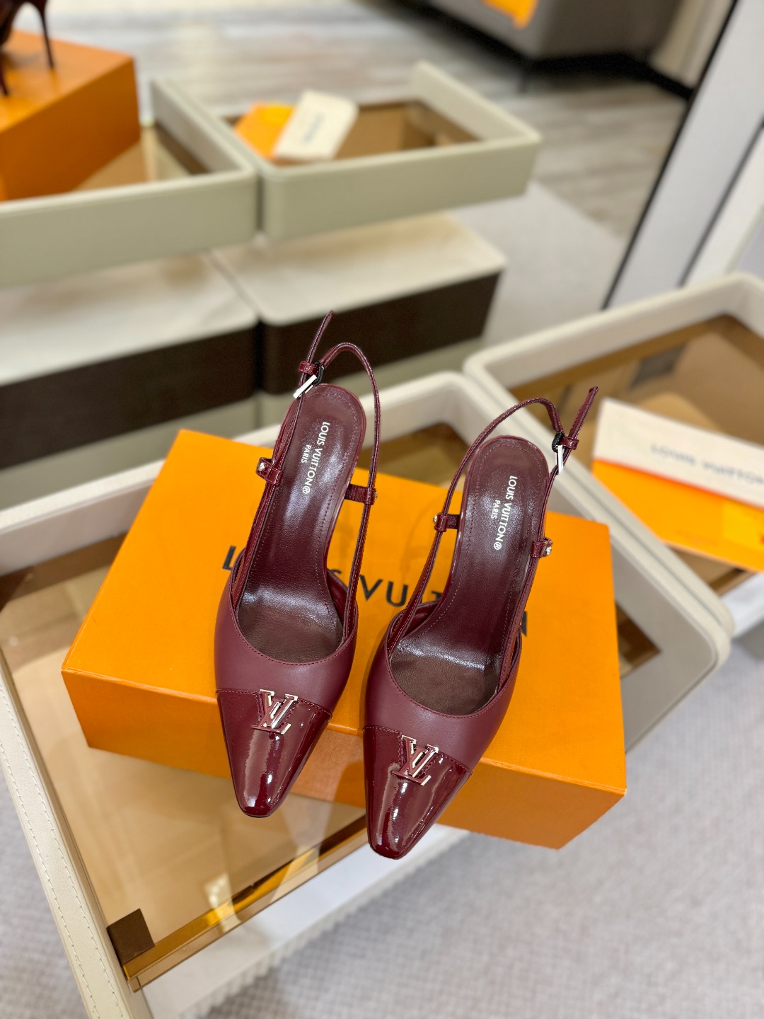 【代购级】、Louis Vuitton 官网早春系列！完美楦型、中跟后空/单鞋🆕、官网同步更新Lv五金 