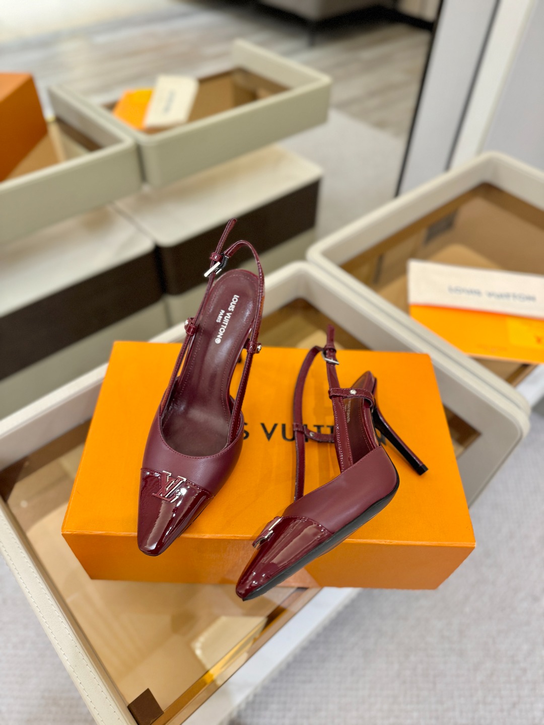 【代购级】、Louis Vuitton 官网早春系列！完美楦型、中跟后空/单鞋🆕、官网同步更新Lv五金 