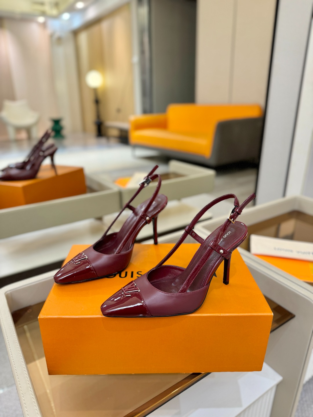 【代购级】、Louis Vuitton 官网早春系列！完美楦型、中跟后空/单鞋🆕、官网同步更新Lv五金 