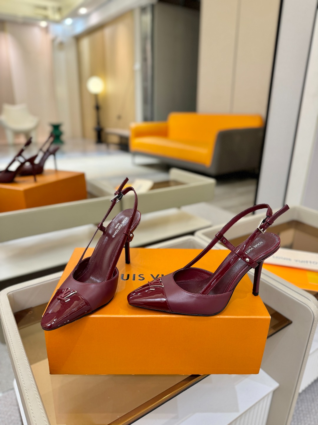 【代购级】、Louis Vuitton 官网早春系列！完美楦型、中跟后空/单鞋🆕、官网同步更新Lv五金 