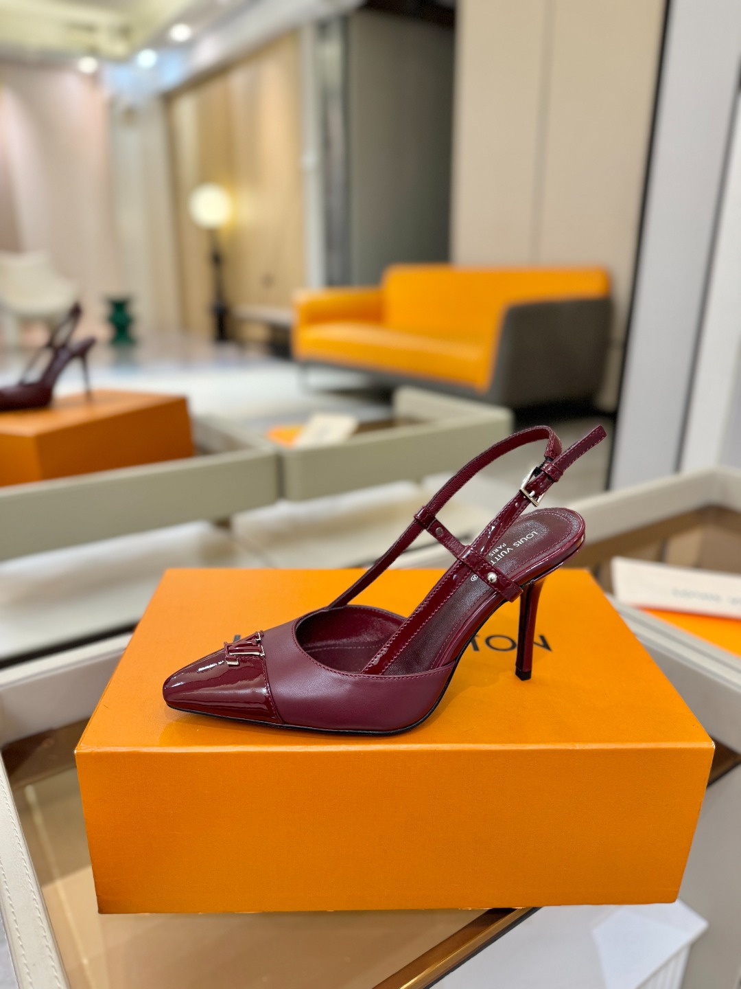 【代购级】、Louis Vuitton 官网早春系列！完美楦型、中跟后空/单鞋🆕、官网同步更新Lv五金 