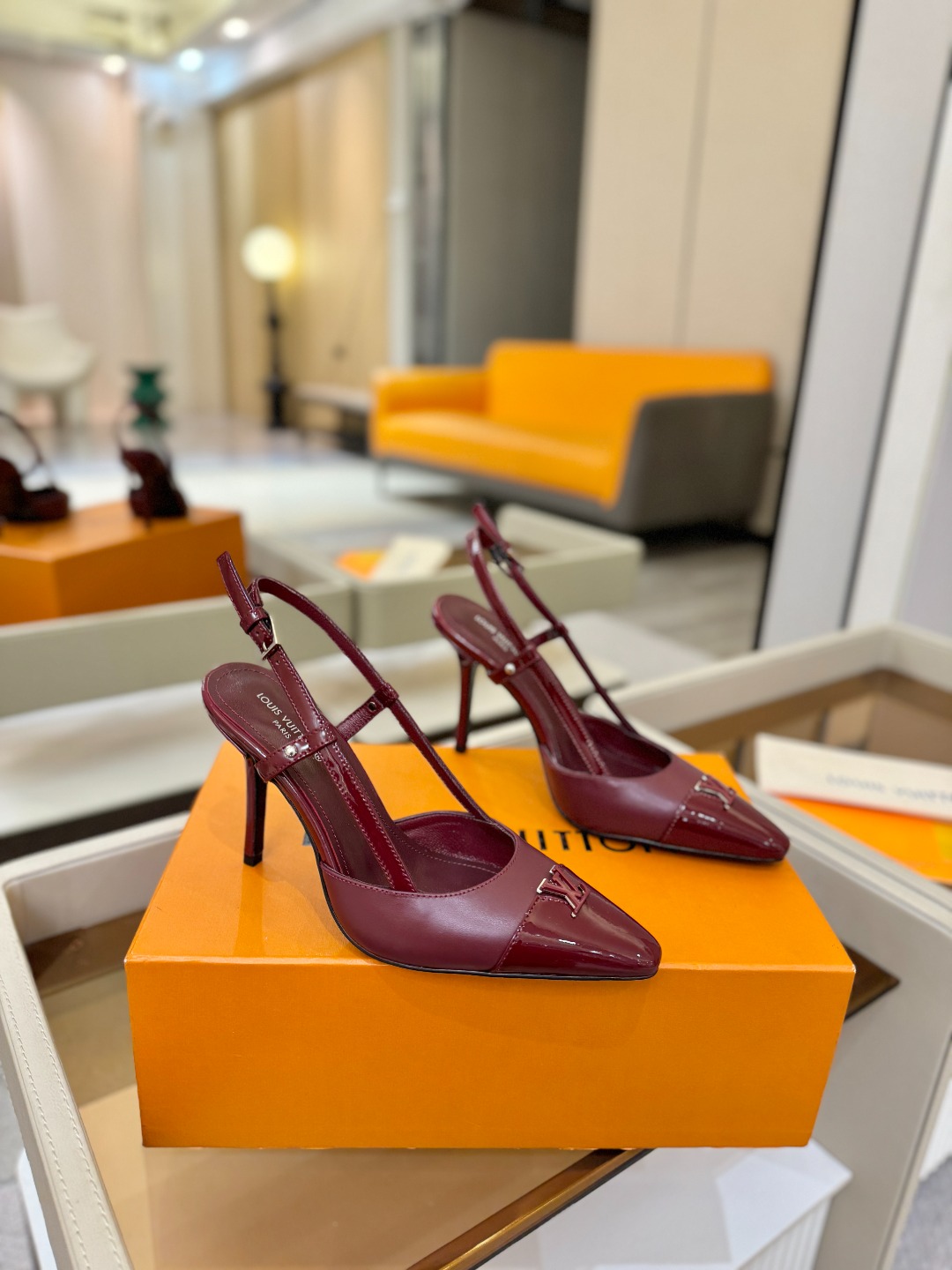 【代购级】、Louis Vuitton 官网早春系列！完美楦型、中跟后空/单鞋🆕、官网同步更新Lv五金 