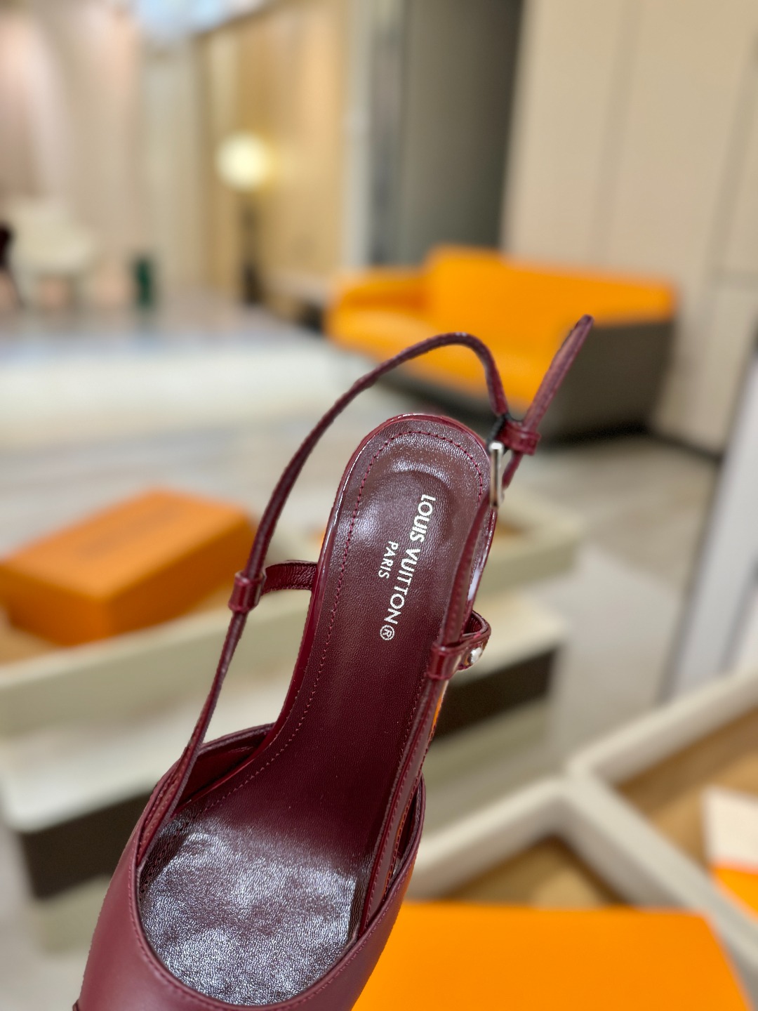 【代购级】、Louis Vuitton 官网早春系列！完美楦型、中跟后空/单鞋🆕、官网同步更新Lv五金 