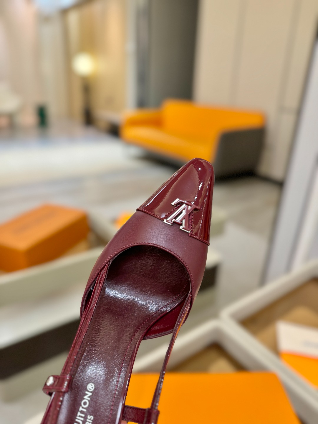 【代购级】、Louis Vuitton 官网早春系列！完美楦型、中跟后空/单鞋🆕、官网同步更新Lv五金 