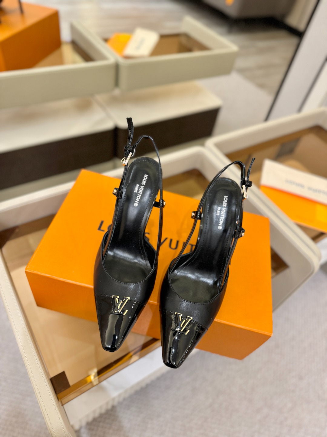 【代购级】、Louis Vuitton 官网早春系列！完美楦型、中跟后空/单鞋🆕、官网同步更新Lv五金 