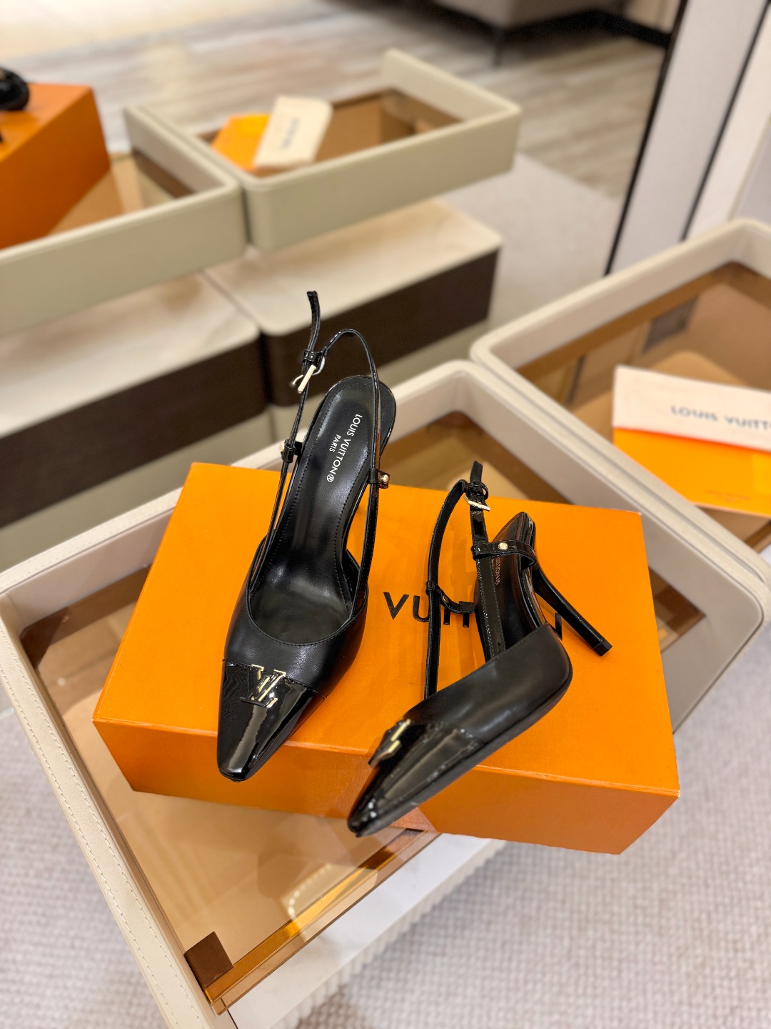 【代购级】、Louis Vuitton 官网早春系列！完美楦型、中跟后空/单鞋🆕、官网同步更新Lv五金 