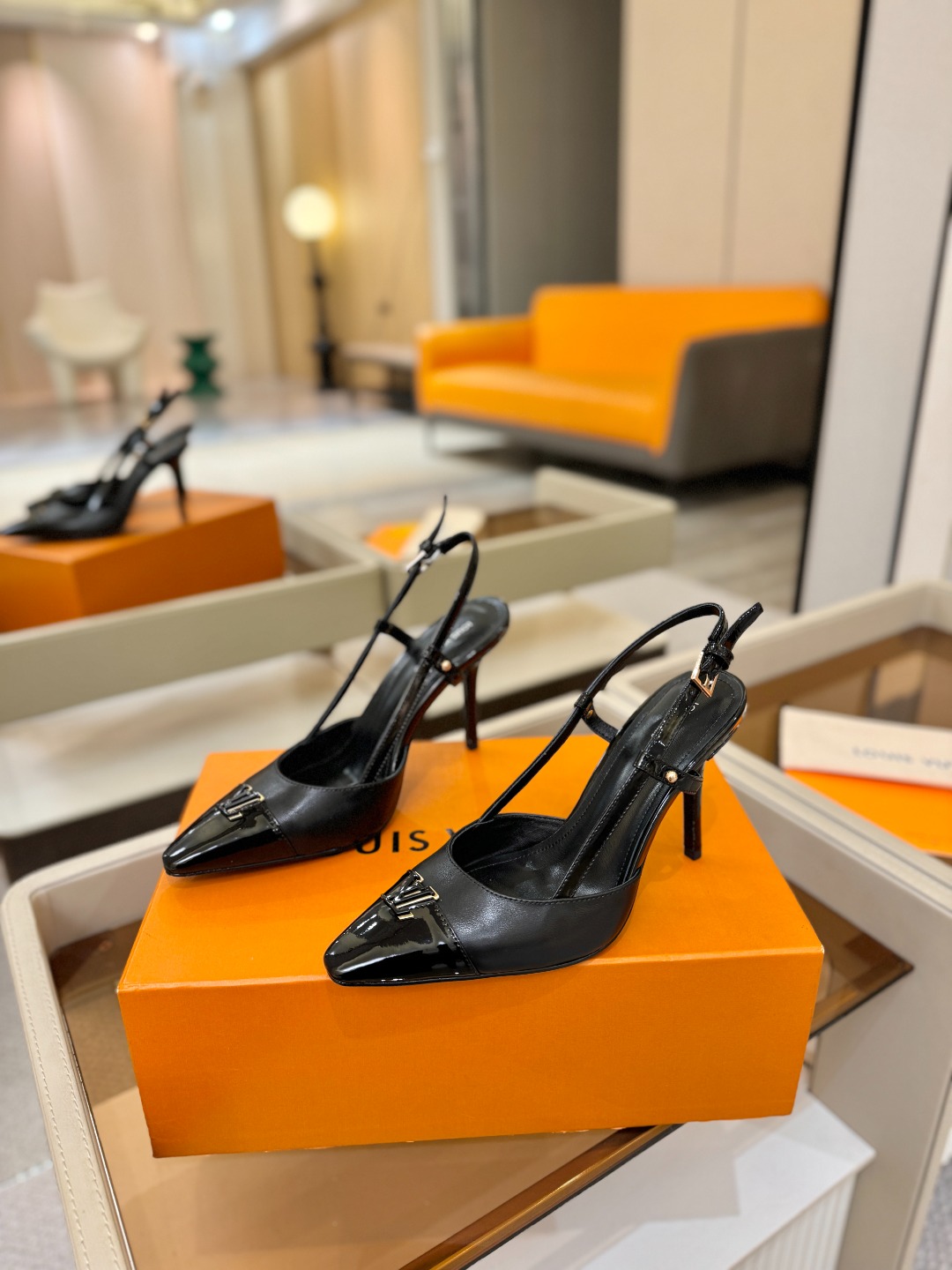 【代购级】、Louis Vuitton 官网早春系列！完美楦型、中跟后空/单鞋🆕、官网同步更新Lv五金 