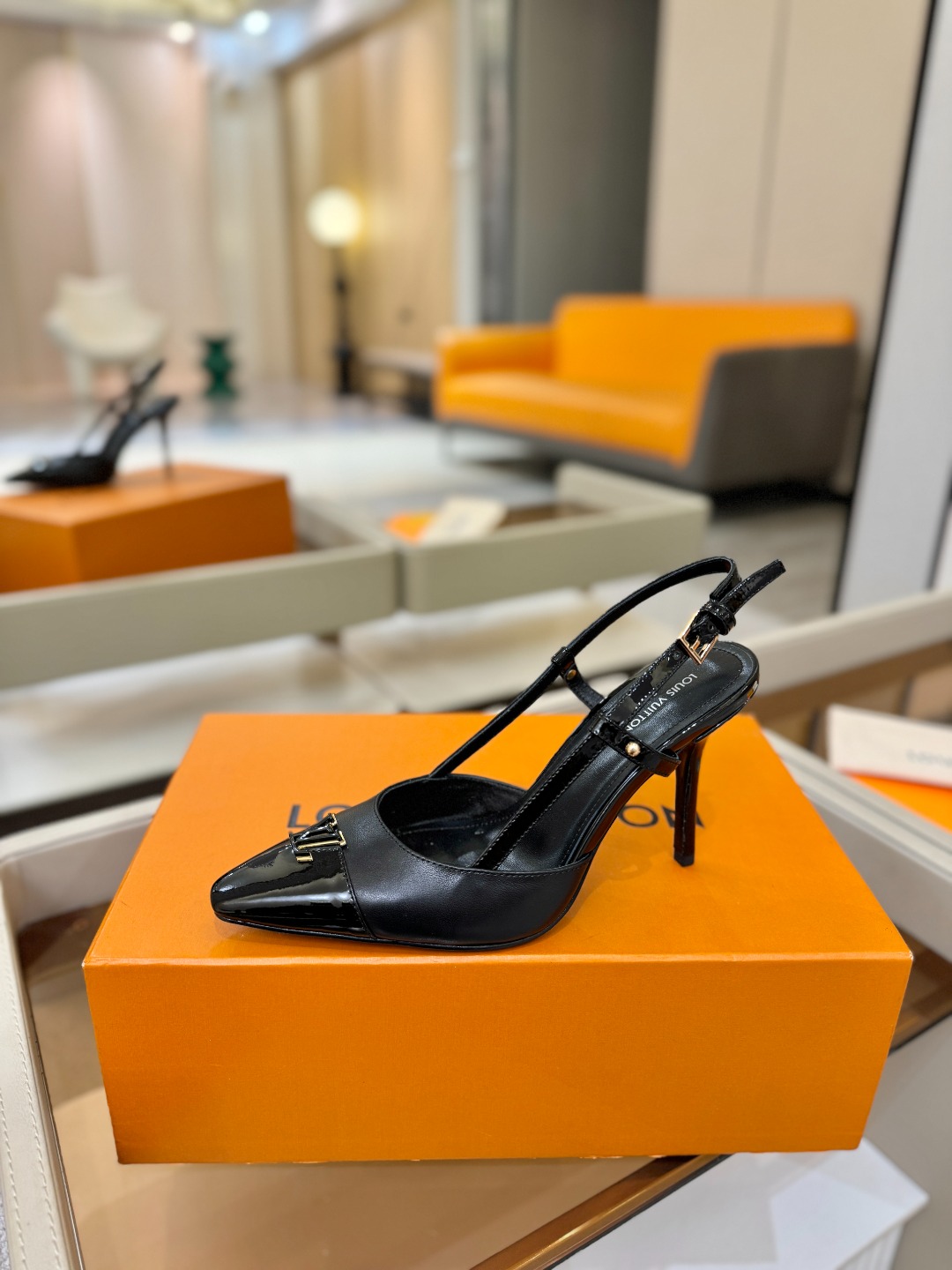 【代购级】、Louis Vuitton 官网早春系列！完美楦型、中跟后空/单鞋🆕、官网同步更新Lv五金 