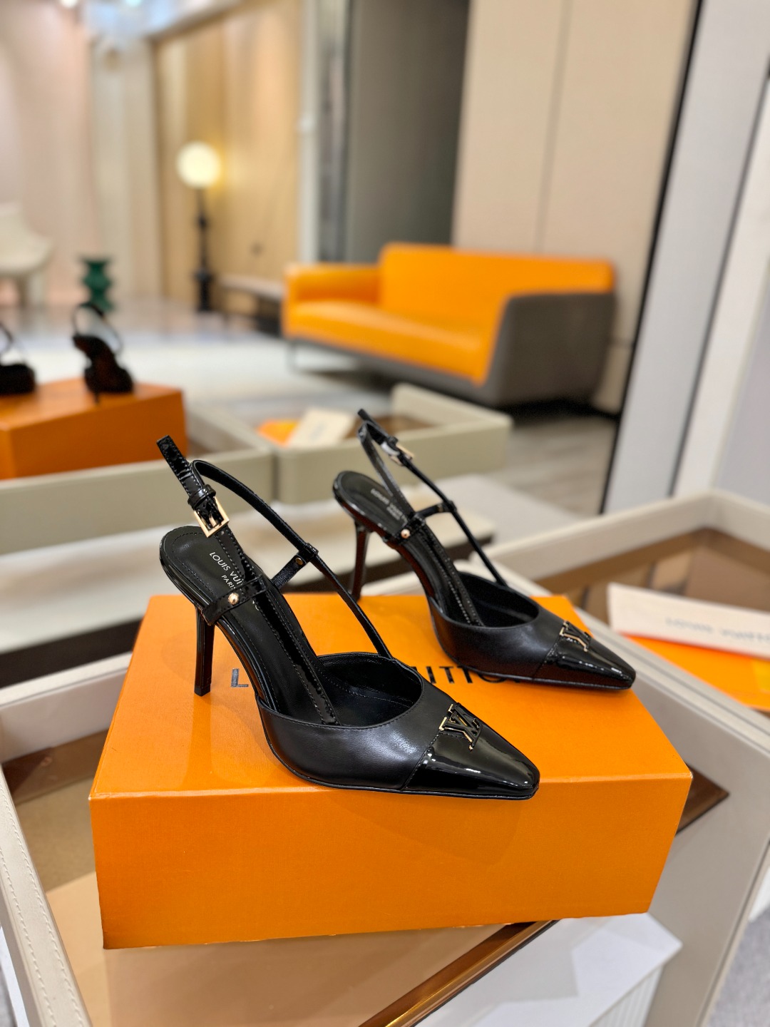 【代购级】、Louis Vuitton 官网早春系列！完美楦型、中跟后空/单鞋🆕、官网同步更新Lv五金 