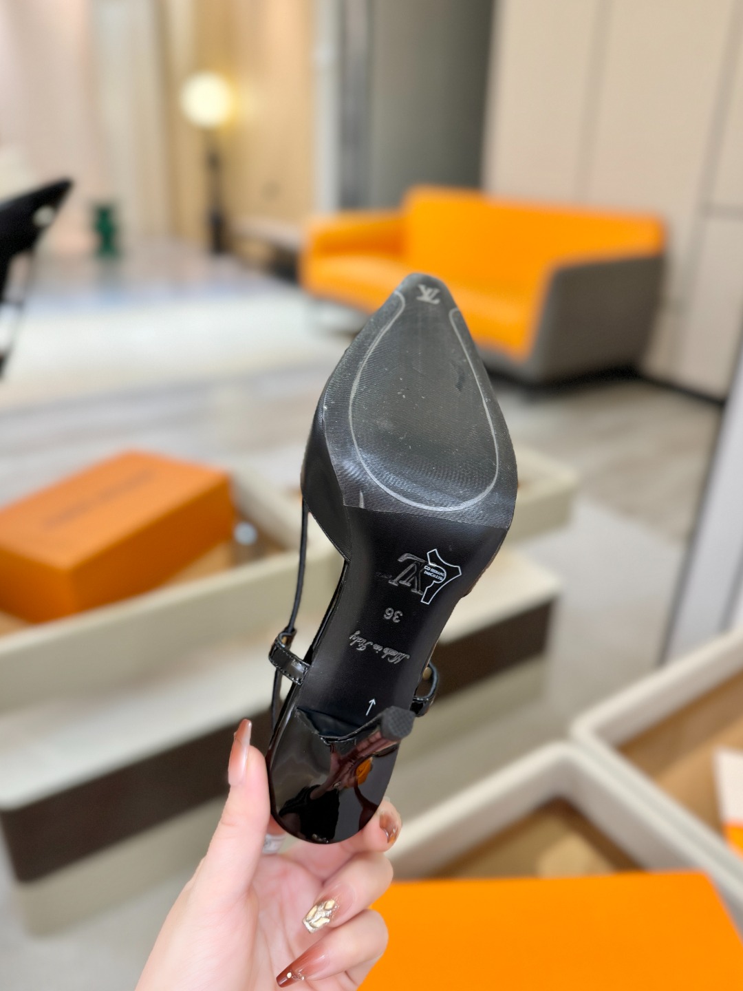 【代购级】、Louis Vuitton 官网早春系列！完美楦型、中跟后空/单鞋🆕、官网同步更新Lv五金 