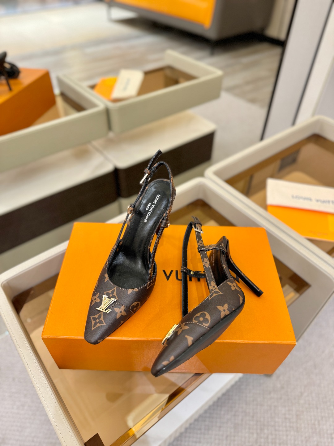 【代购级】、Louis Vuitton 官网早春系列！完美楦型、中跟后空/单鞋🆕、官网同步更新Lv五金 