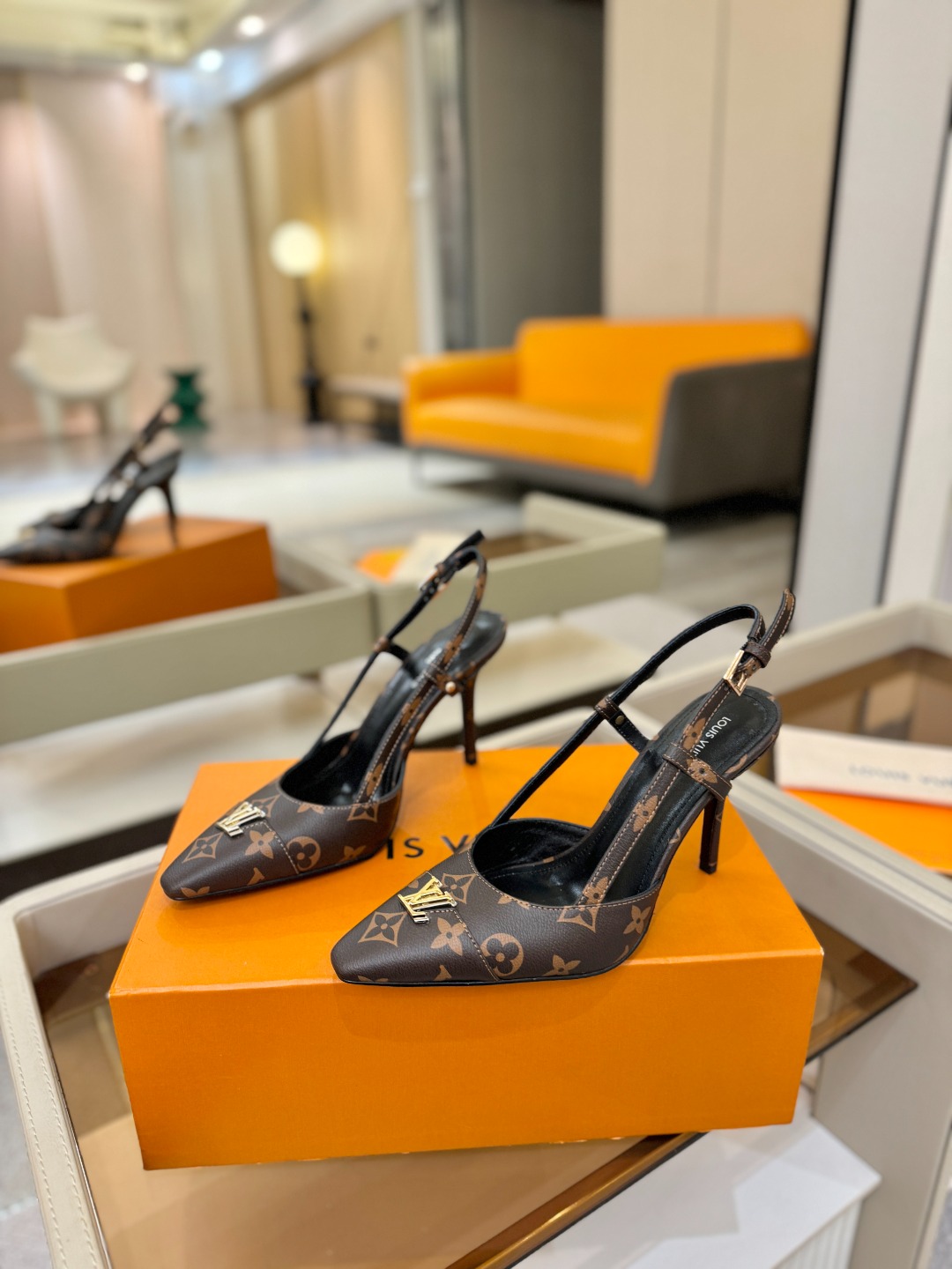 【代购级】、Louis Vuitton 官网早春系列！完美楦型、中跟后空/单鞋🆕、官网同步更新Lv五金 
