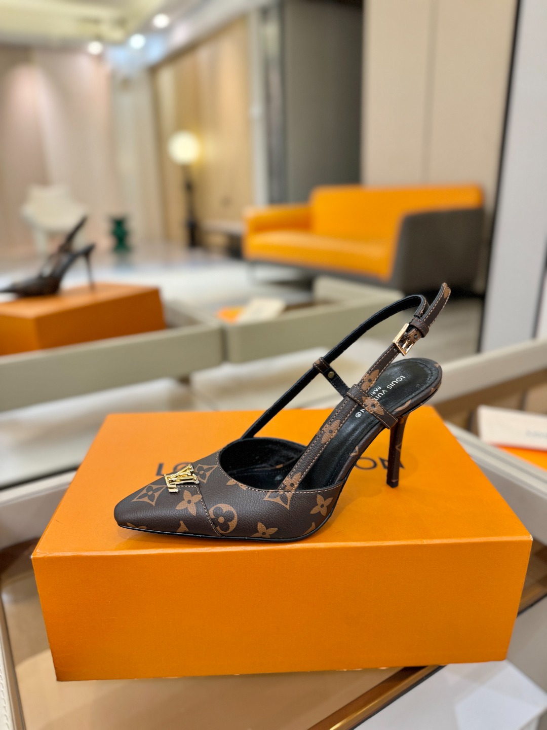 【代购级】、Louis Vuitton 官网早春系列！完美楦型、中跟后空/单鞋🆕、官网同步更新Lv五金 