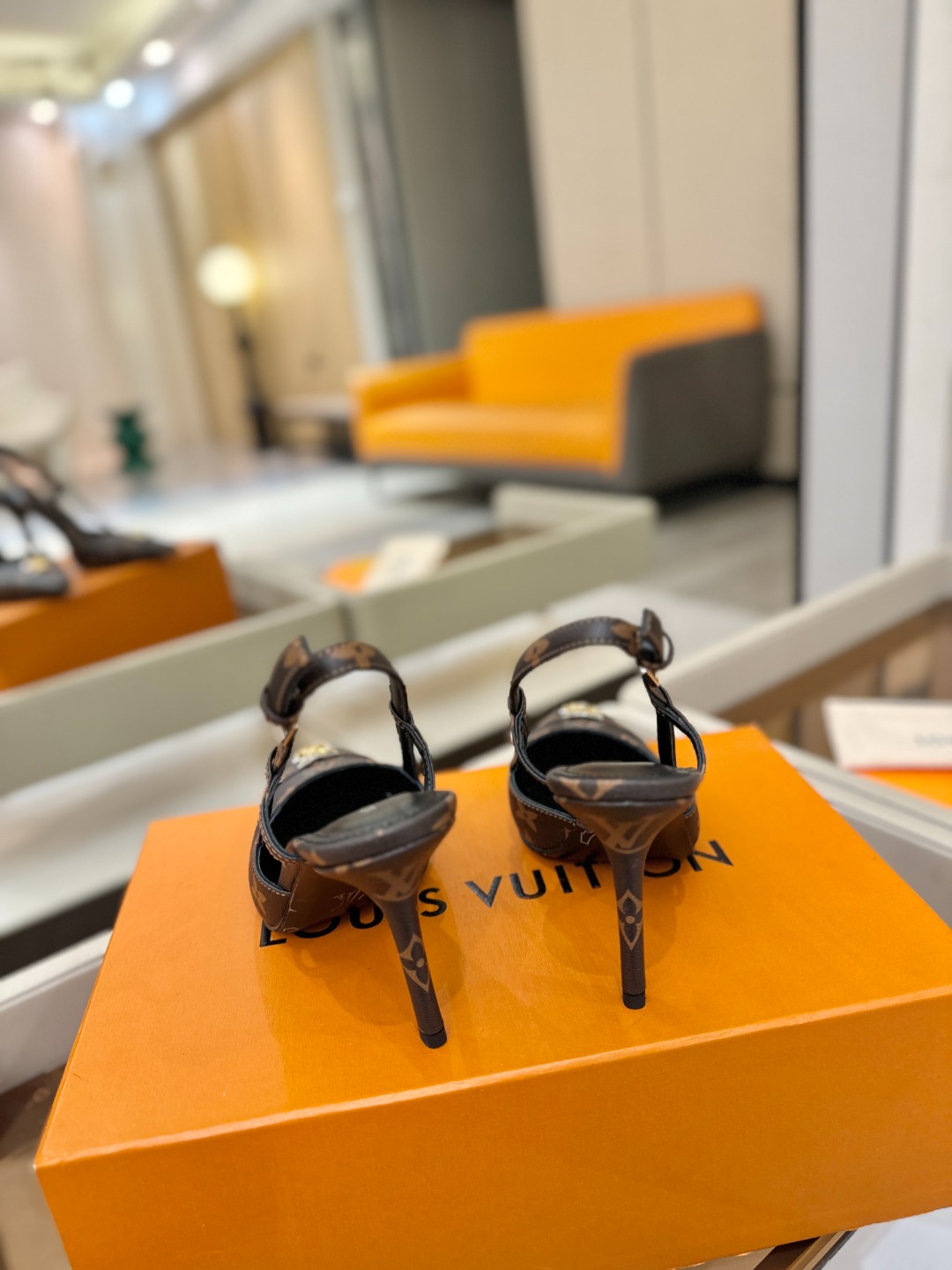 【代购级】、Louis Vuitton 官网早春系列！完美楦型、中跟后空/单鞋🆕、官网同步更新Lv五金 